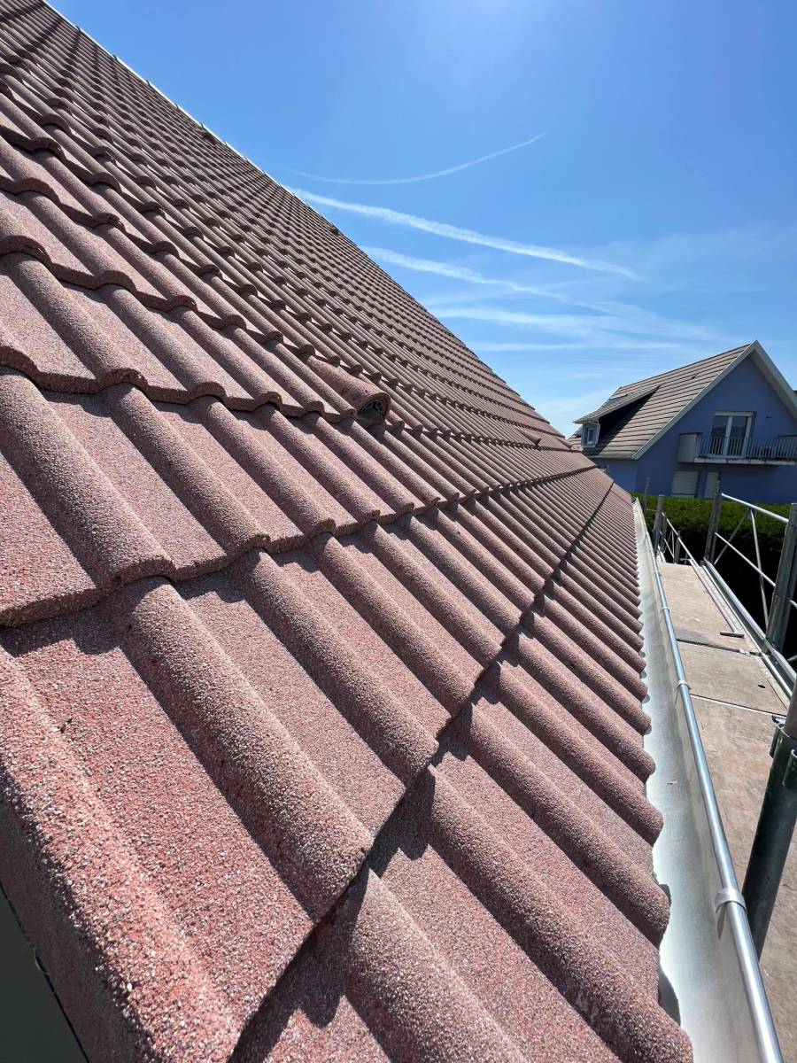 Entretien de toiture par un hydrofuge incolore