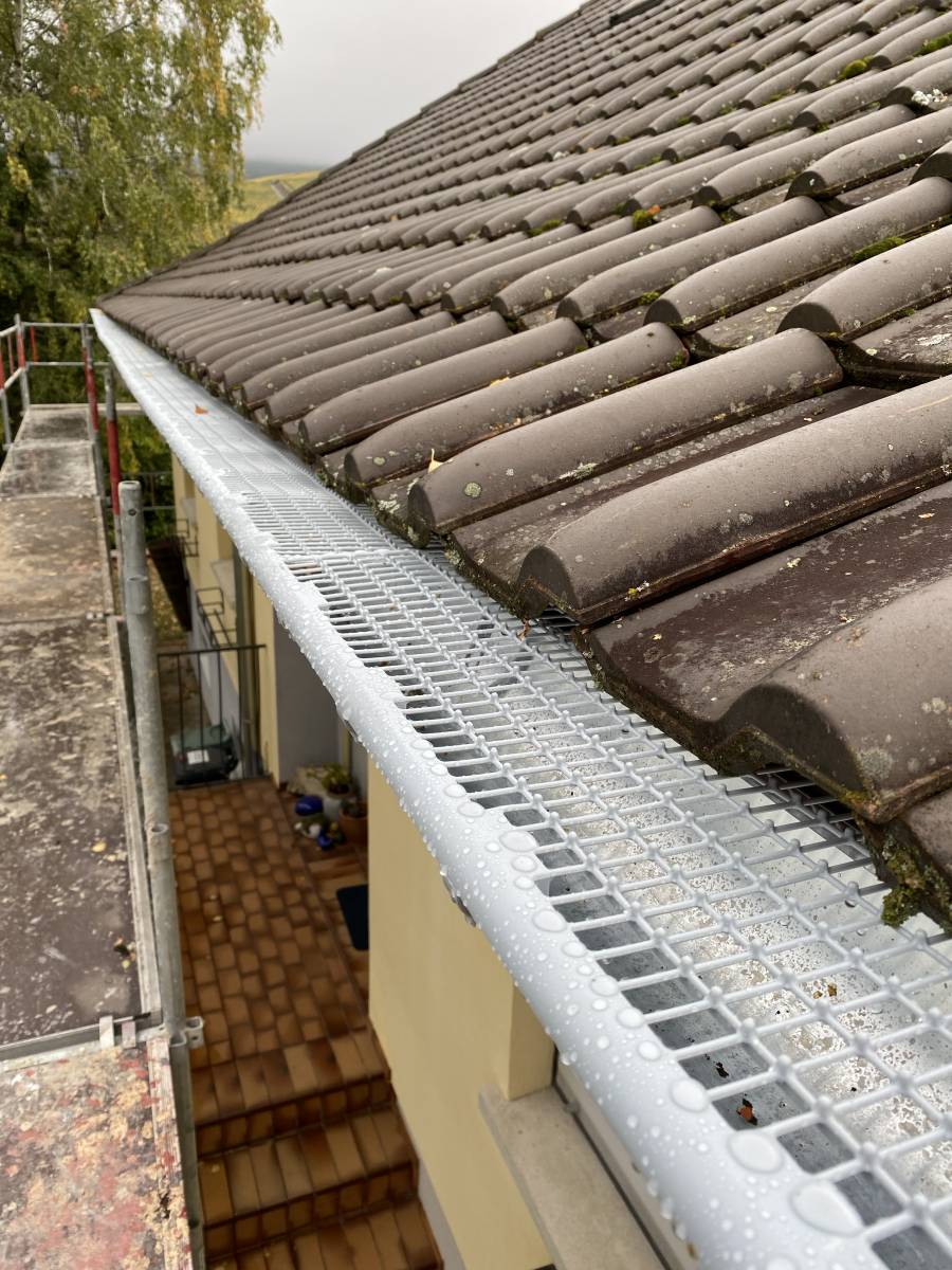 Pose d'une grille sur gouttière