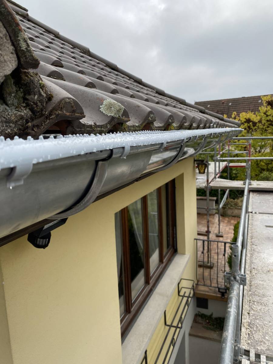 Pose d'une grille sur gouttière