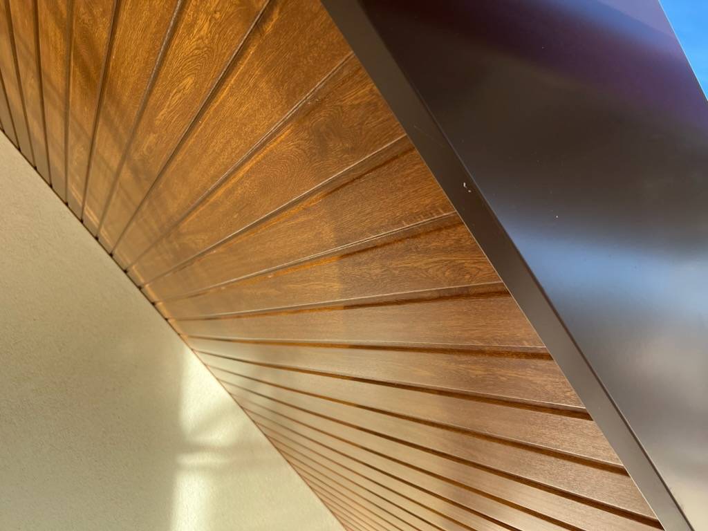 Habillage de dessous de toit en PVC chêne doré