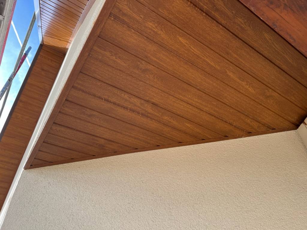 Habillage de dessous de toit en PVC chêne doré