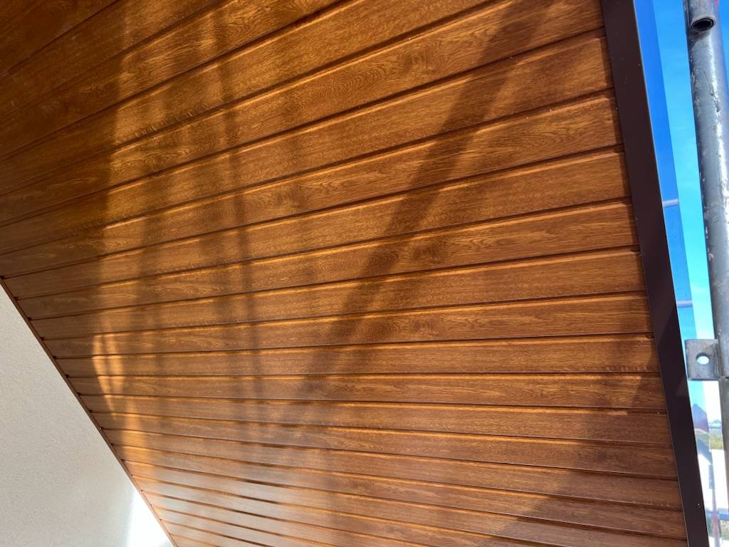 Habillage de dessous de toit en PVC chêne doré