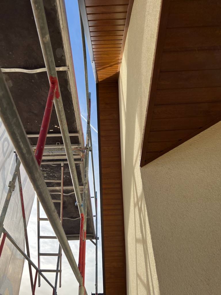 Habillage de dessous de toit en PVC chêne doré