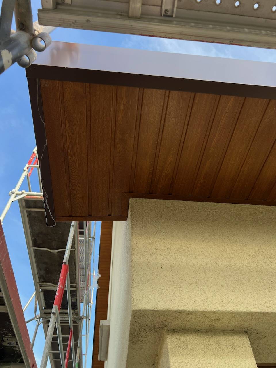 Habillage de dessous de toit en PVC chêne doré