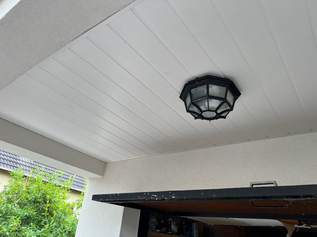 Habillage dessous dalle en lambris PVC blanc