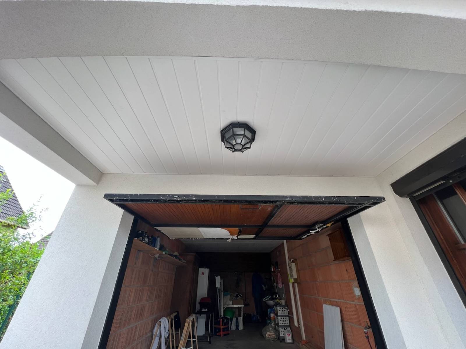 Habillage dessous dalle en lambris PVC blanc