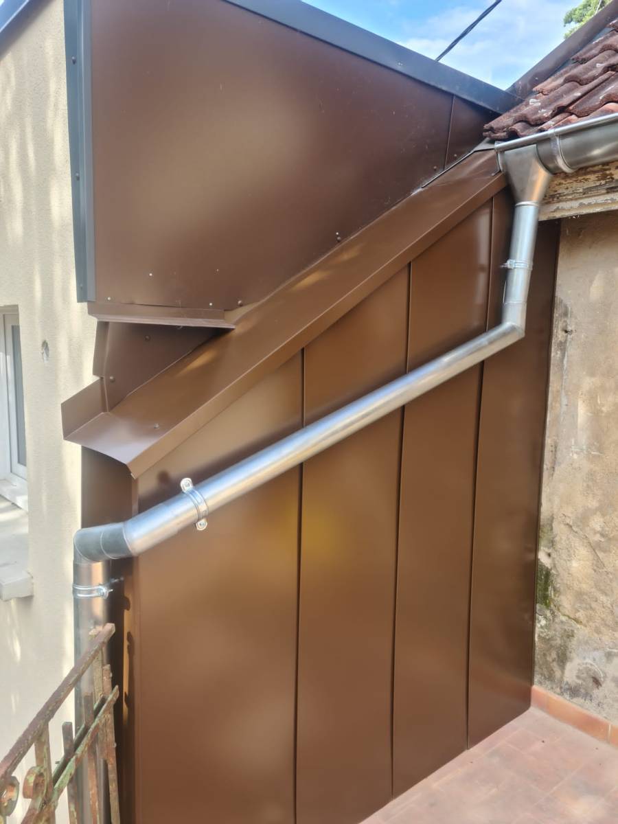 Habillage d'un mur extérieur en tôle thermolaquée