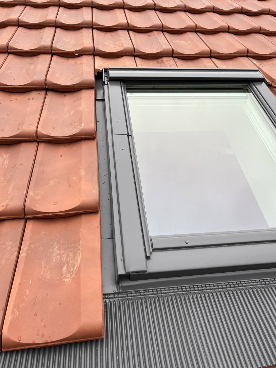 Fenêtre de toit Velux et volet solaire