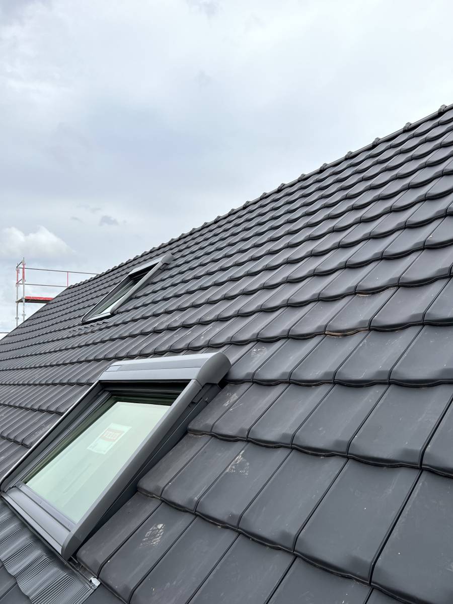 Fenêtre de toit Velux et volet solaire